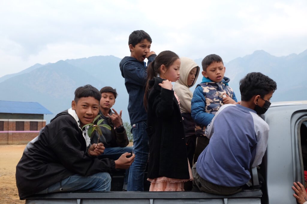 picnic-kids-mountains