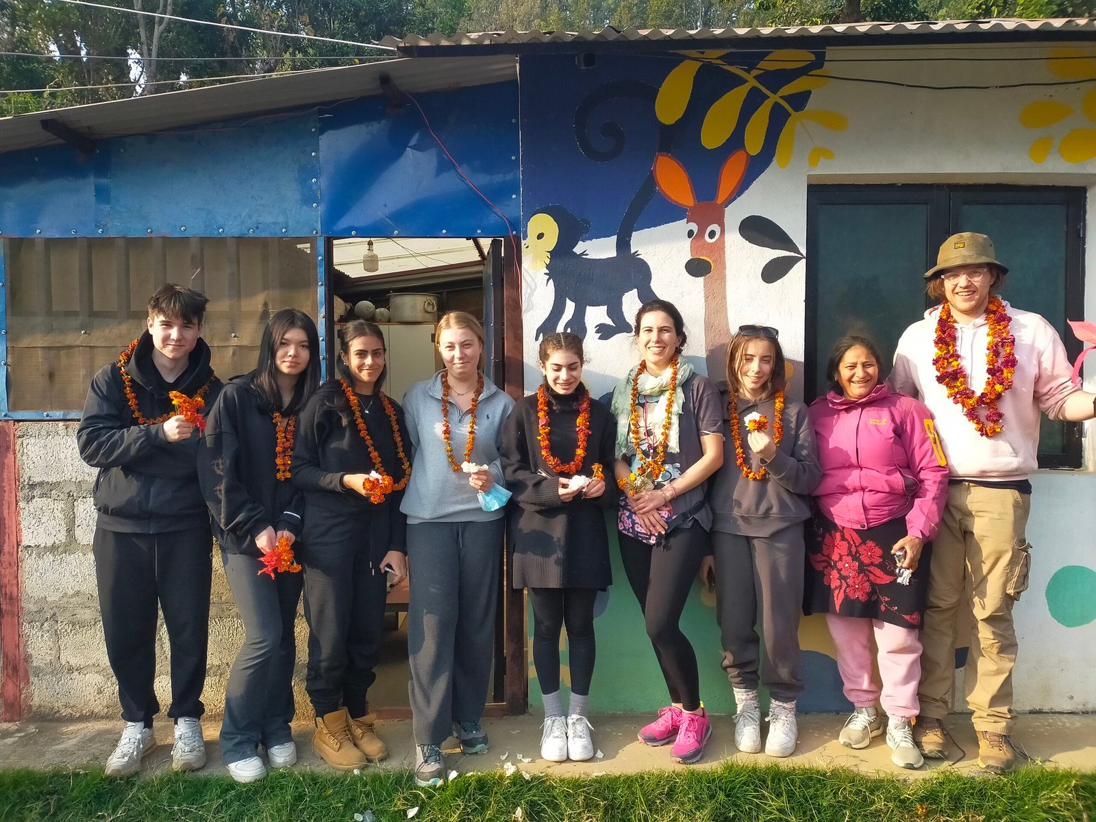 Volunteers welcomed with garlands